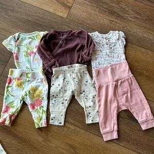Lot 3 Infant Girls Outfits Carters,H&M,Loved Baby, Hanna Andersson Size New Born